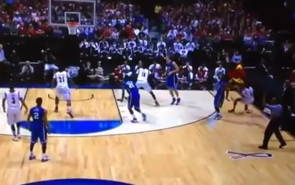 Louisville Player Kevin Ware Breaks Leg [VIDEO]